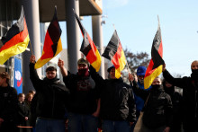 Prívrženci strany Alternatíva pre Nemecko (AfD) mávajú vlajkami počas predvolebného zhromaždenia AfD v Hohenschoenhausene v Berlíne. FOTO: Reuters