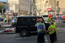 Na snímke policajti vyšetrujú na mieste, kde auto vrazilo do skupiny ľudí v Stuttgarte. FOTO: TASR/AP