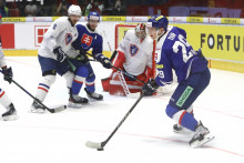 Na snímke Michal Ivan (Slovensko) pred bránkou Francúzska počas prípravného hokejového zápasu pred majstrovstvami sveta medzi Slovenskom a Francúzskom vo Zvolene. FOTO: TASR/Ján Krošlák