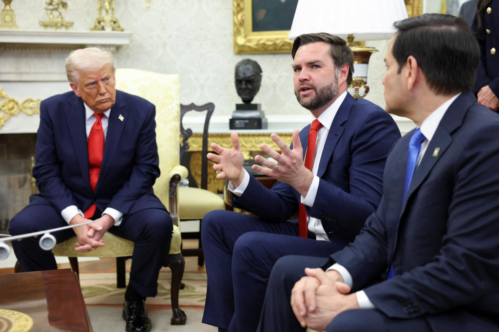 Na snímke zľava americký prezident Donald Trump, americký viceprezident J.D. Vance a minister zahraničných vecí USA Marco Rubio v Oválnej pracovni Bieleho domu vo Washingtone. FOTO: Reuters