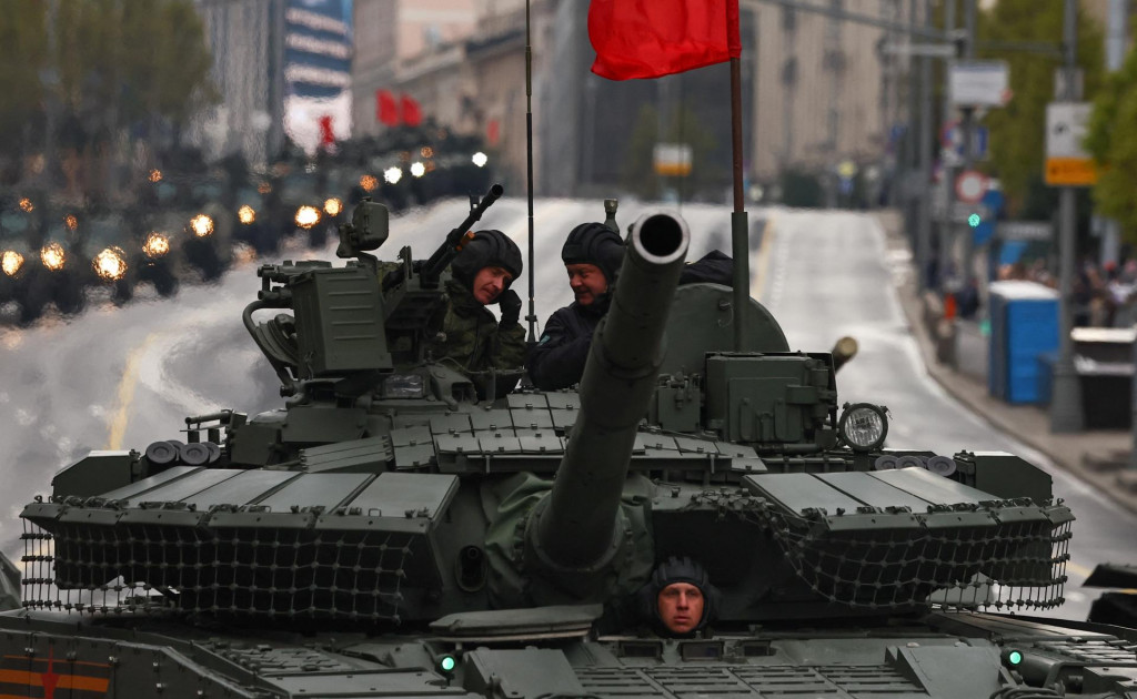 Ruskí vojaci v deň skúšky vojenskej prehliadky pri príležitosti 80. výročia víťazstva nad nacistickým Nemeckom v druhej svetovej vojne. FOTO: Reuters