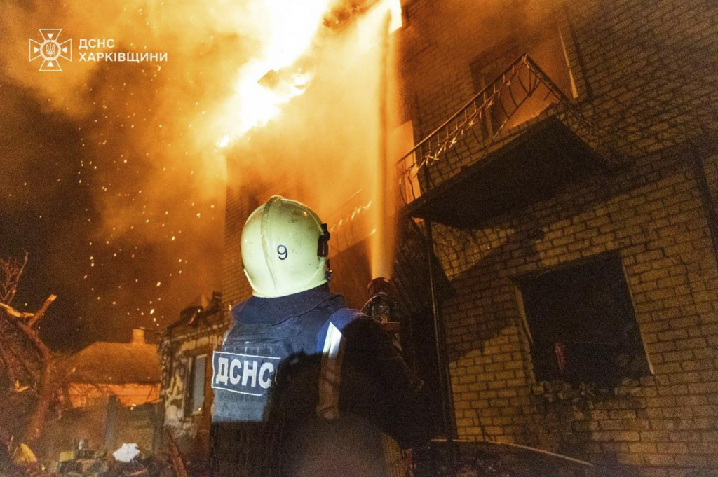 Hasiči sa snažia uhasiť požiar po ruskom dronovom útoku na ukrajinské mesto Charkov. FOTO: TASR/AP
