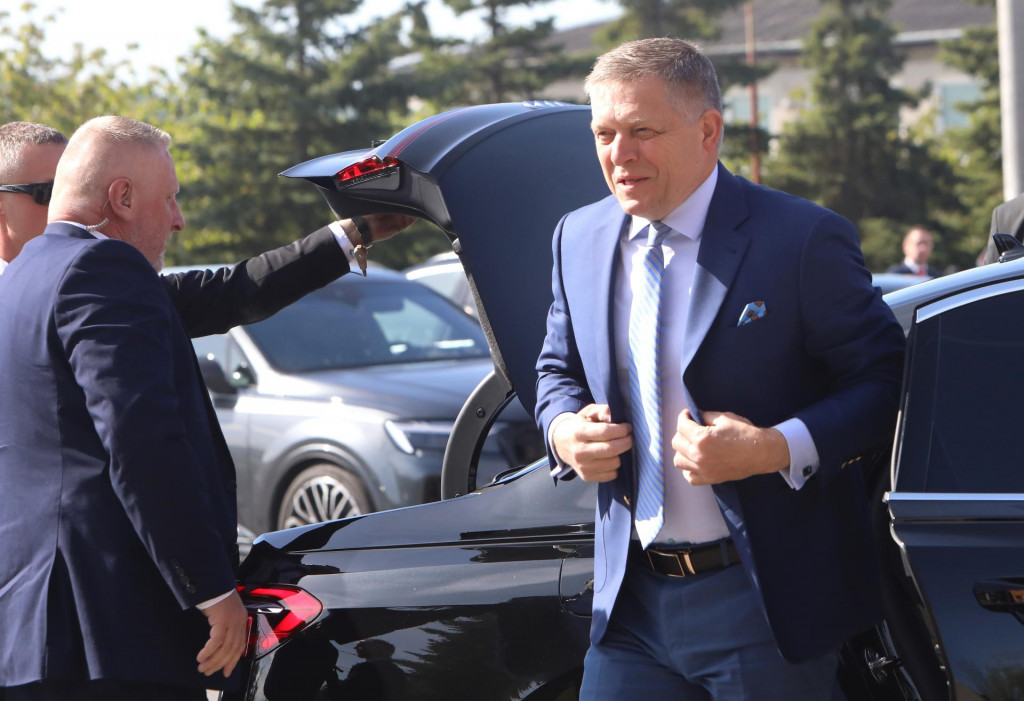 O transakčnej dani sa poslanci budú rozprávať na konci mája. Čaká sa na čísla z ministerstva. Na snímke premiér Robert Fico počas výjazdového rokovania vlády v obci Malá Lehota. FOTO: TASR/J. Krošlák
