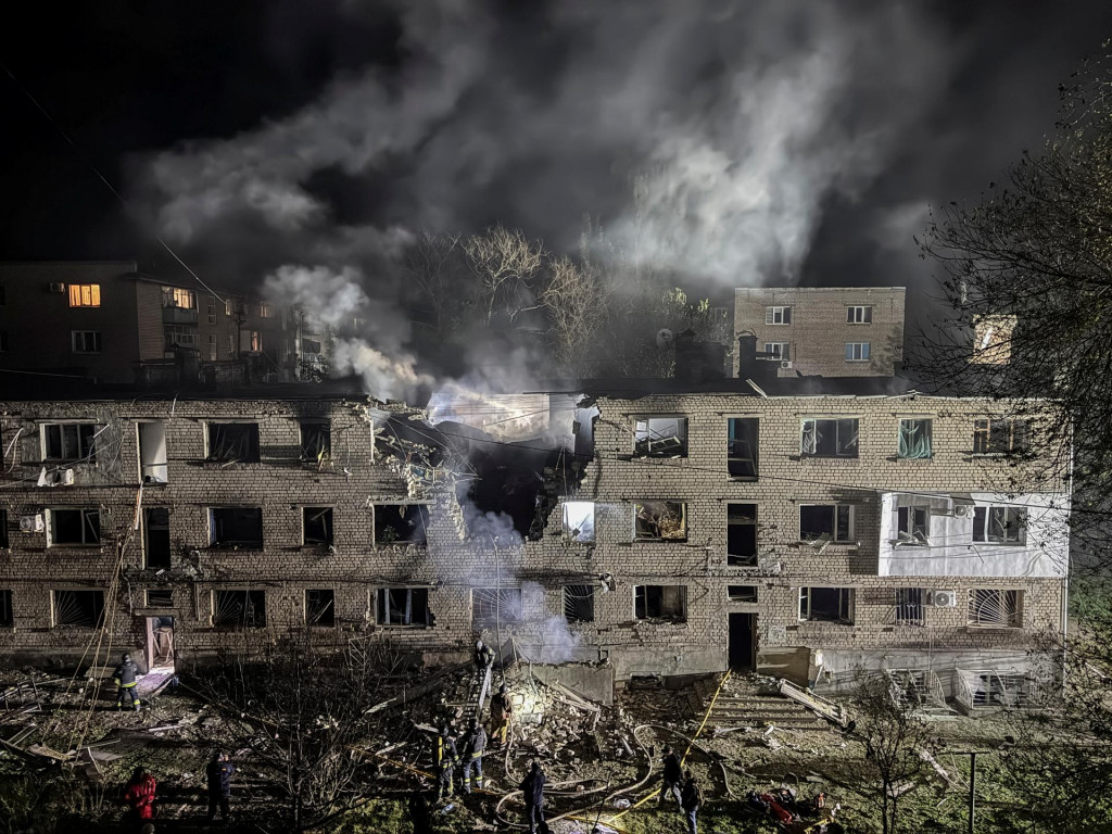 Pohľad na bytový dom zasiahnutý ruským dronom uprostred ruského útoku na Ukrajinu v Záporoží na Ukrajine. FOTO: Reuters