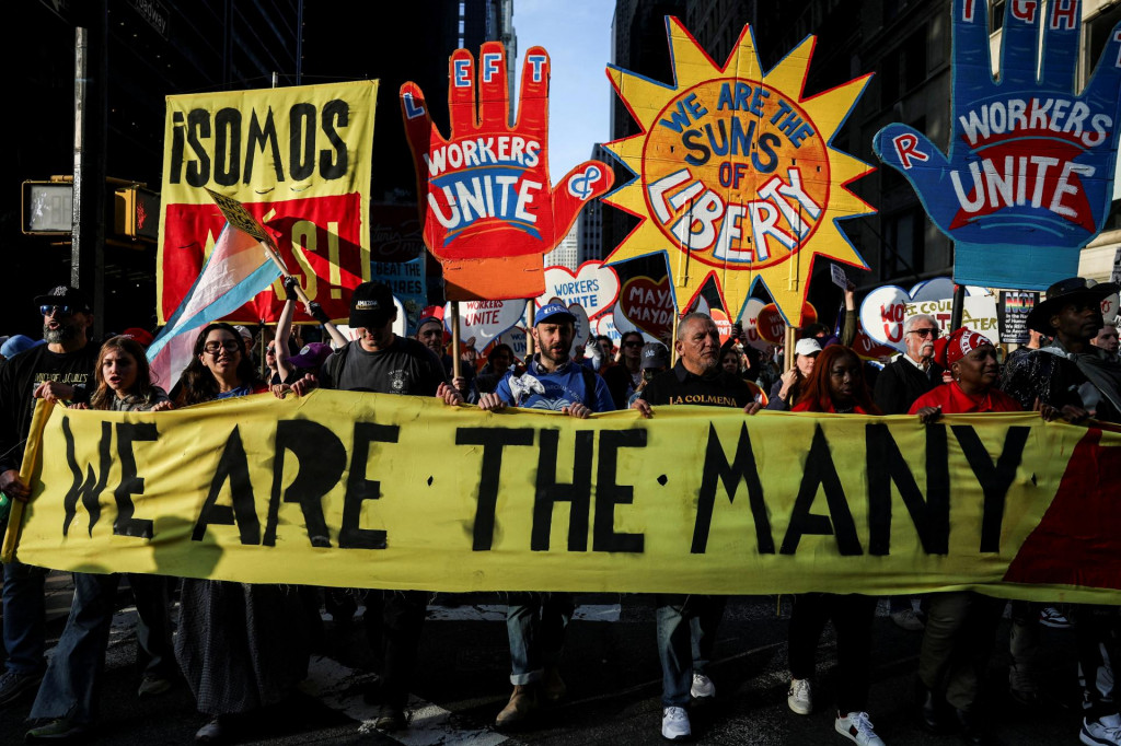 Protestors march to demonstrate during a May Day rally in New York City, U.S., May 1, 2025. REUTERS/Jeenah Moon TPX IMAGES OF THE DAY FOTO: Jeenah Moon
