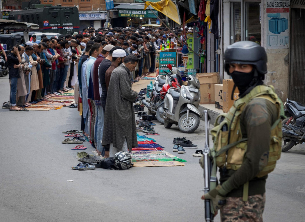 Je zrejm&eacute;, že oba n&aacute;rody sa nemaj&uacute; v l&aacute;ske a deliaca čiara vedie predov&scaron;etk&yacute;m cez vieru: zatiaľ čo Indovia s&uacute; prevažne hinduisti, Pakistanci sa hl&aacute;sia k islamu. FOTO: REUTERS