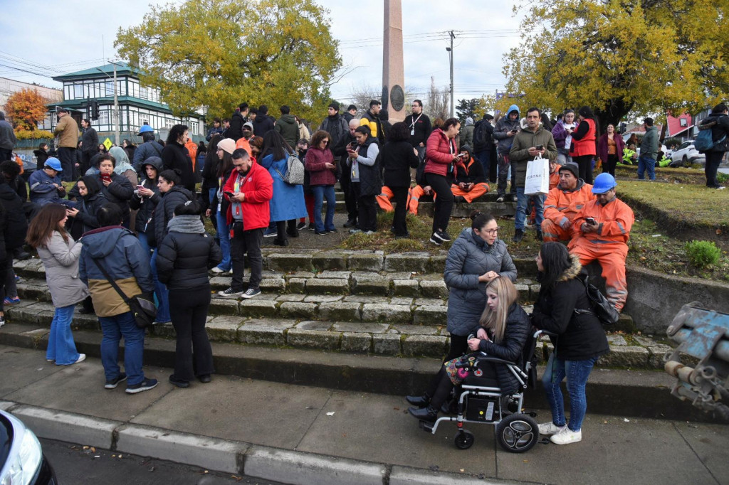 Ľudia sa evakuujú na pobreží Čile po preventívnom varovaní pred cunami vydanom miestnymi úradmi po zemetrasení v Punta Arenas v Čile. FOTO: Reuters