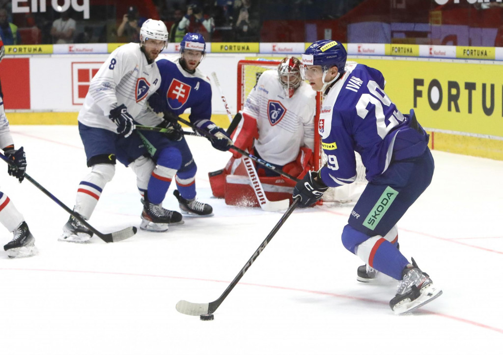 Na snímke Michal Ivan (Slovensko) pred bránkou Francúzska počas prípravného hokejového zápasu pred majstrovstvami sveta medzi Slovenskom a Francúzskom vo Zvolene. FOTO: TASR/Ján Krošlák