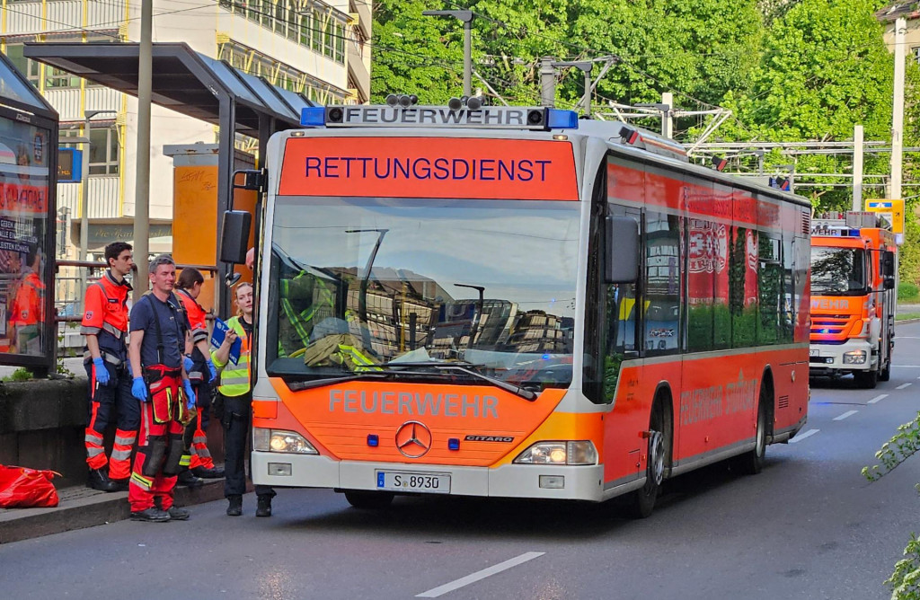 Vozidlo hasičského zboru je zaparkované neďaleko miesta nehody v Stuttgarte po tom, čo bolo niekoľko ľudí zranených. FOTO: Reuters