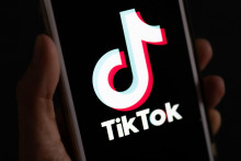 Sociálnu sieť TikTok vyvíja čínska technologická spoločnosť ByteDance a svoju európsku centrálu má v írskom Dubline. FOTO: TASR/AP