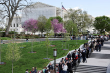 Turisti stoja v rade pri budove Najvyššieho súdu USA vo Washingtone. FOTO: Reuters