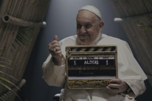 Pápež František počas natáčania nového dokumentárneho filmu Aldeas - Nový príbeh. FOTO: TASR/AP
