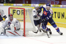 Brankár Francúzska Qentin Papillon, Théo Besnier (Francúzsko) a Samuel Takáč (Slovensko) počas prípravného hokejového zápasu Slovensko - Francúzskom. FOTO: TASR/Ján Krošlák