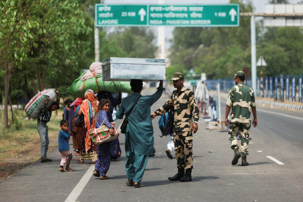 Príslušníci Pohraničných bezpečnostných síl kontrolujú pakistanských občanov pri prechode hranice na hraničnom priechode Attari-Wagah neďaleko Amritsaru v Indii. FOTO: Reuters