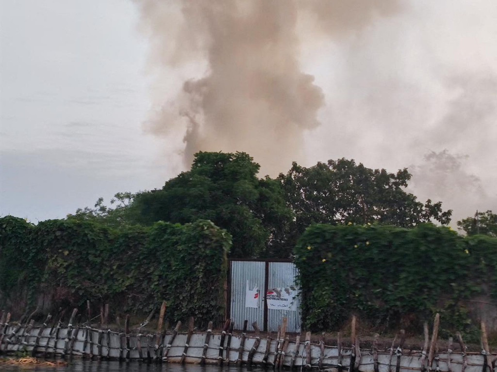 Dym stúpa po leteckom bombardovaní, ktoré si vyžiadalo obete v zariadení prevádzkovanom charitatívnou zdravotníckou organizáciou Lekári bez hraníc. FOTO: Reuters/Lekári bez hraníc