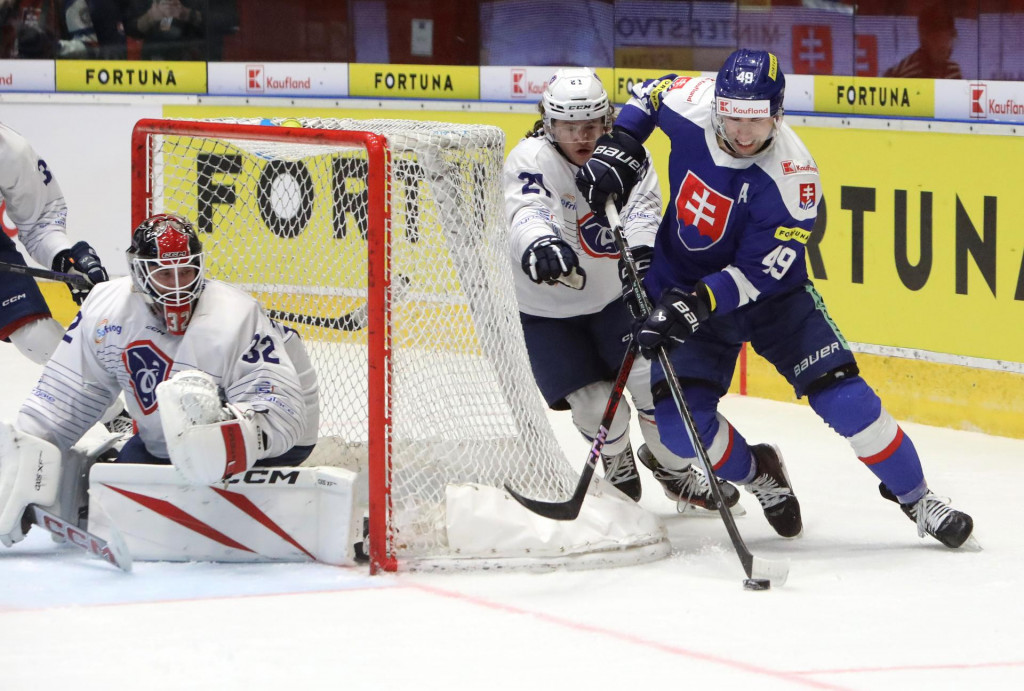 Brankár Francúzska Qentin Papillon, Théo Besnier (Francúzsko) a Samuel Takáč (Slovensko) počas prípravného hokejového zápasu Slovensko - Francúzskom. FOTO: TASR/Ján Krošlák