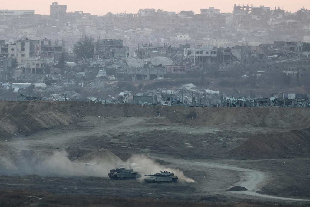 Izraelské tanky operujú v Gaze. FOTO: Reuters
