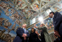 Prezident Trump a jeho manželka Melania navštívili Sixtínsku kaplnku po súkromnej audiencii s pápežom Františkom vo Vatikáne 24. mája 2017. FOTO: Vatican Media