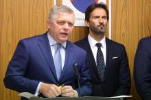 Zľava premiér Robert Fico, podpredseda vlády a minister obrany Robert Kaliňák. FOTO: TASR/Ján Krošlák
