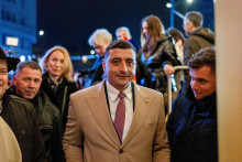 Líder radikálnej pravicovej strany Aliancia za zjednotenie Rumunov (AUR) George Simion sleduje výsledky predbežných prieskumov volebnej kampane strany v deň parlamentných volieb v Bukurešti v Rumunsku 1. decembra 2024. FOTO: REUTERS