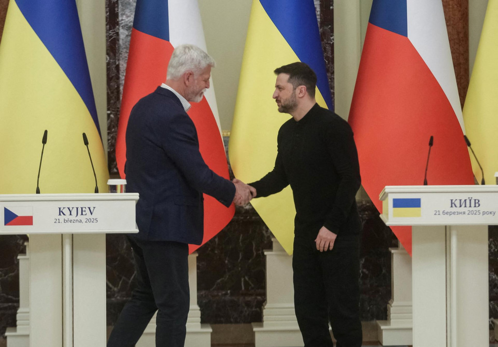 Český prezident Petr Pavel a ukrajinský prezident Volodymyr Zelenskyj. FOTO: Reuters