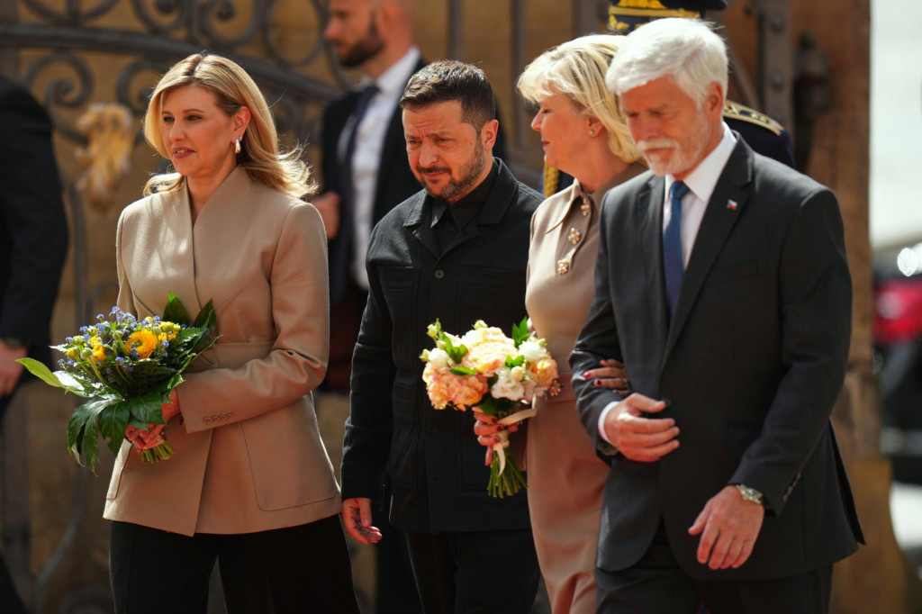 WA 56 Praha - Na snímke ukrajinský prezident Volodymyr Zelenskyj (druhý zľava), jeho manželka Olena (vľavo), český prezident Petr Pavel (vpravo) a jeho manželka Eva (druhá sprava) sa vítajú na nádvorí Pražského hradu v nedeľu 4. mája 2025. FOTO: TASR/AP