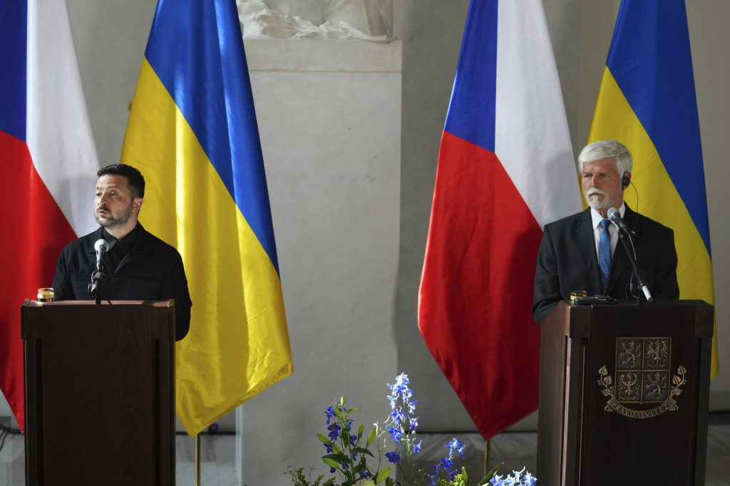 Na snímke ukrajinský prezident Volodymyr Zelenskyj (vľavo) a český prezident Petr Pavel (vpravo) počas tlačovej konferencie na Pražskom hrade v nedeľu 4. mája 2025. FOTO TASR/AP
