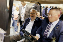 Generálny riaditeľ spoločnosti Berkshire Hathaway Warren Buffett prechádza na golfovom vozíku výstavnou halou na výročnom zasadnutí spoločnosti Berkshire Hathaway v Nebraske. FOTO: Reuters
