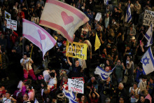 Ľudia sa v Tel Avive zúčastňujú protestu proti izraelskej vláde a požadujú prepustenie všetkých rukojemníkov. FOTO: Reuters