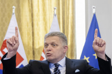 Premiér Robert Fico sa pri pomoci automotive zatiaľ chytil len nápadu svojho šéfporadcu Erika Kaliňáka na európske šrotovné. FOTO: TASR/M. Baumann
