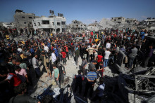 Palestínčania hľadajú obete na mieste izraelského útoku na dom v Džabalíi v severnom pásme Gazy. FOTO: Reuters
