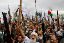 Protestujúci, prevažne podporovatelia húsíovcov, sa zhromaždili v meste Saná na znak solidarity s Palestínčanmi. FOTO: Reuters