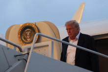 Americký prezident Donald Trump vystupuje z lietadla Air Force One po prílete na spoločnú základňu Andrews v Marylande v USA. FOTO: Reuters
