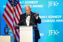 Bývalý viceprezident USA Mike Pence prehovoril po prevzatí ocenenia Profile in Courage Award. FOTO: Reuters