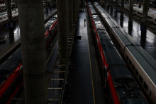 Vlaky čakajú na stanici po tom, čo ukradnutý kábel z vysokorýchlostnej železničnej trate medzi Madridom a Andalúziou spôsobil meškanie na stanici Atocha v Madride. FOTO: Reuters