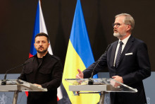 Český premiér Petr Fiala a ukrajinský prezident Volodymyr Zelenskyj usporiadali spoločnú tlačovú konferenciu v Prahe. FOTO: Reuters