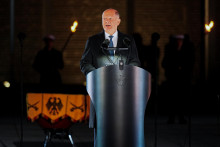 Odchádzajúci nemecký kancelár Olaf Scholz prehovoril počas vojenskej ceremónie („Grosser Zapfenstreich“) nemeckých ozbrojených síl Bundeswehru na ministerstve obrany v Berlíne. FOTO: Reuters
