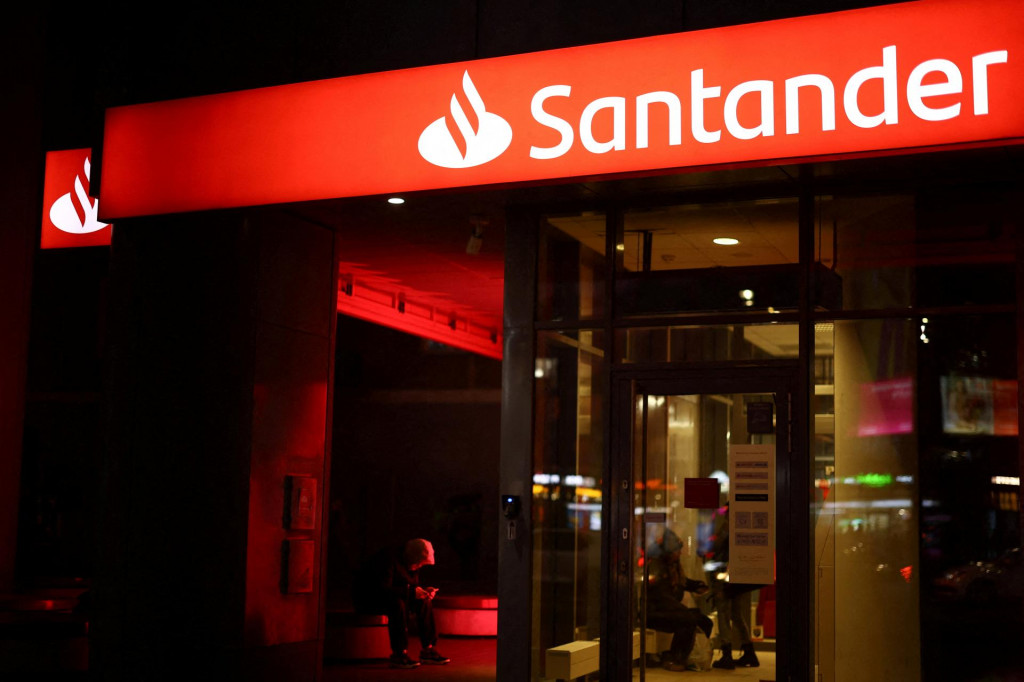 Logo Santander Bank Polska na jej pobočke v centre Varšavy v Poľsku 5. marca 2025. FOTO: REUTERS