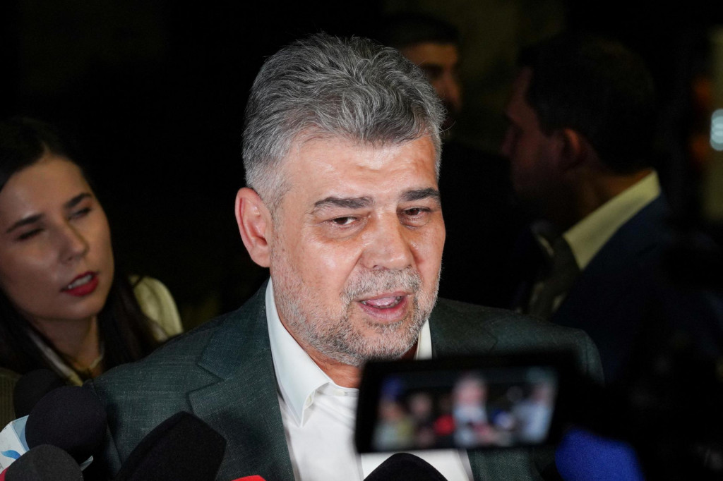 Rumunský premiér Marcel Ciolacu sa rozpráva s médiami počas prvého kola prezidentských volieb v Bukurešti. FOTO: Reuters