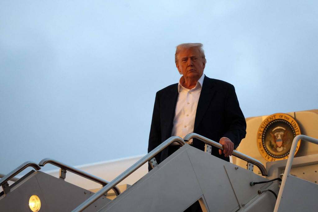 Donald Trump vystupuje z lietadla Air Force One 4. mája 2025. FOTO: REUTERS