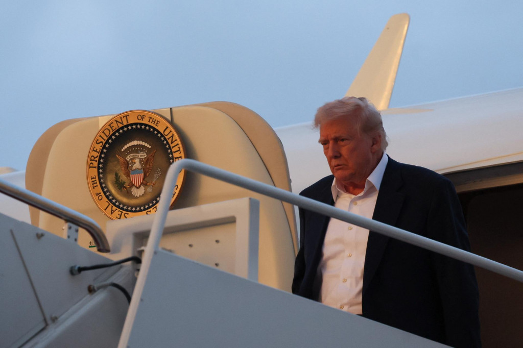 Americký prezident Donald Trump vystupuje z lietadla Air Force One po prílete na spoločnú základňu Andrews v Marylande v USA. FOTO: Reuters