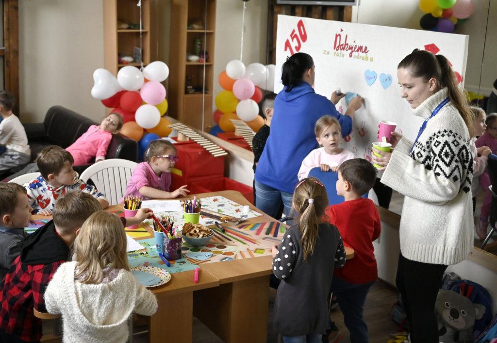 Na snímke deti z mestských materských škôl počas návštevy Integračného centra mesta Michalovce. FOTO: TASR/Roman Hanc