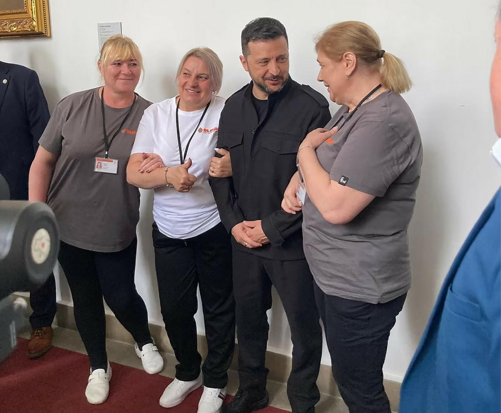 Prezident Ukrajiny Volodymyr Zelenskyj sa v českej Snemovni odfotil s ukrajinskými upratovačkami. FOTO: Mafra/Katarína Ryšavá