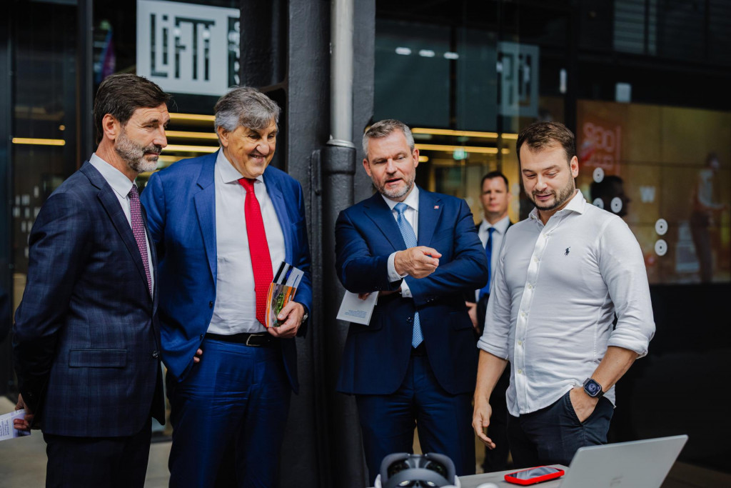 Na snímke prezident Peter Pellegrini (druhý vpravo) a minister zahraničných vecí a európskych záležitostí SR Juraj Blanár (vľavo) počas startupovej taliansko-slovenskej konferencie LIFTT v Turíne. FOTO: TASR/Kancelária prezidenta SR