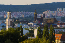 Košice pohľad do centra mesta zo sídliska Železníky. Na snímke vľavo veža Kostola Kráľovnej pokoja – mestská časť Košice – Juh, vpravo dominanta centra Košíc Dóm svätej Alžbety a v pozadí bytovky Sídliska Ťahanovce.

FOTO: TASR/ M. Kapusta