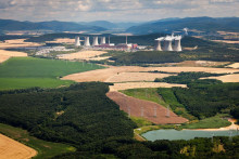 Na snímke vpravo chladiace veže prvého a druhého bloku Mochoviec, vľavo zas chladiace veže tretieho a štvrtého bloku. FOTO: Slovenské elektrárne