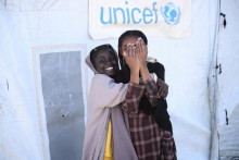 Mladé Sudánky vyhnané bojmi zo svojich domovov si 15. apríla 2025 krátili čas v blízkosti stanu UNICEF v utečeneckom tábore v meste Búr Súdán na pobreží Červeného mora. FOTO: Reuters