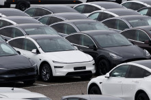 Elektromobily Tesla v jednom z dodacích centier spoločnosti vo Valentone neďaleko Paríža vo Francúzsku 24. apríla 2025. FOTO: REUTERS