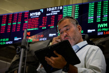 Dow Jonesov index, ktorý zahŕňa akcie 30 popredných amerických podnikov, stratil 0,95 percenta a zakončil obchodovanie na 40 829 bodu. FOTO: REUTERS