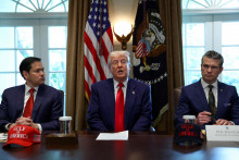 Prezident USA Donald Trump hovorí vedľa ministra obrany USA Peta Hegsetha a ministra zahraničných vecí USA Marca Rubia. FOTO: Reuters